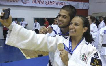 Joana Santos e João Machado com medalhas do Mundial de Surdos 2016